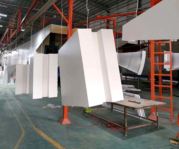 氟碳鋁單板生產噴涂現場圖.jpg 氟碳鋁單板生產噴涂現場圖.jpg